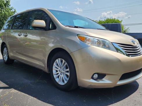 Used 2011 Toyota Sienna Limited image 2