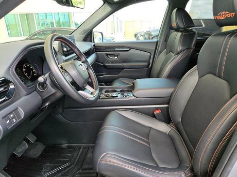 Used 2025 Honda Pilot TrailSport image 9