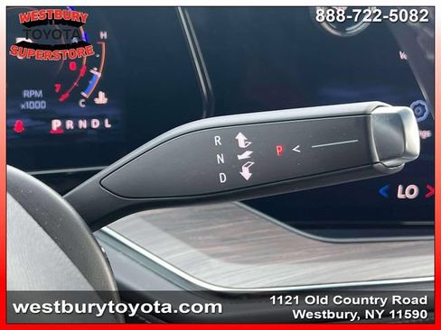 Used 2025 Chevrolet Suburban Z71 AWD/4WD image 28
