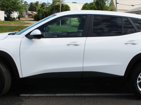 Used 2025 Chevrolet Trax LS w/ LS Convenience Package image 2