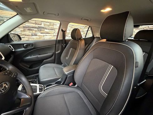 Used 2024 Hyundai Venue Limited image 12