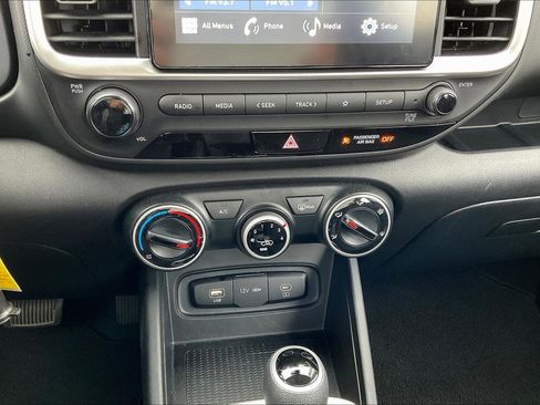 Certified 2025 Hyundai Venue SE image 15