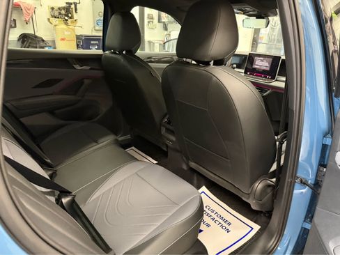 Used 2025 Volkswagen Tiguan SE R-Line image 24