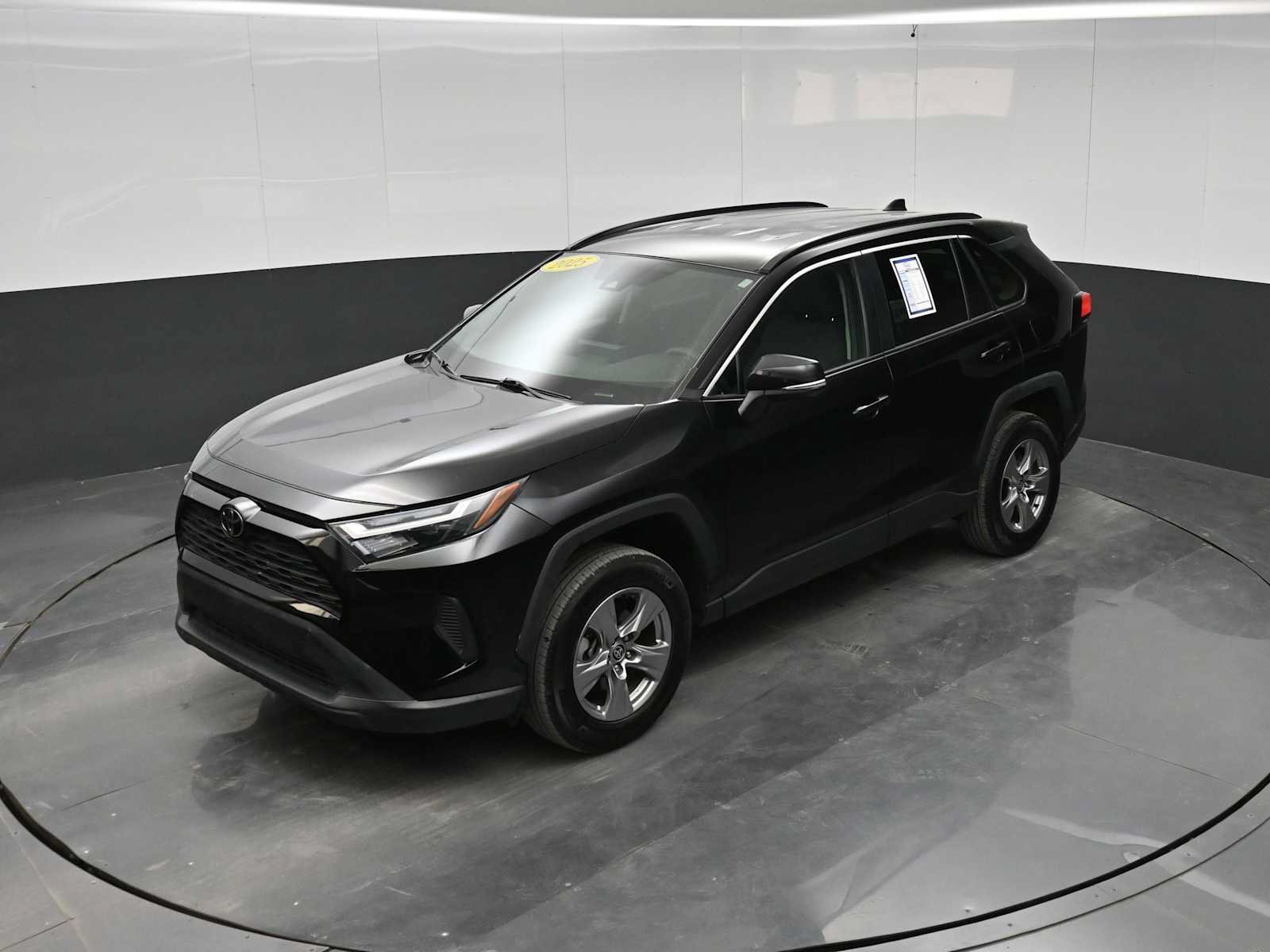 Used 2025 Toyota RAV4 XLE AWD/4WD image 27