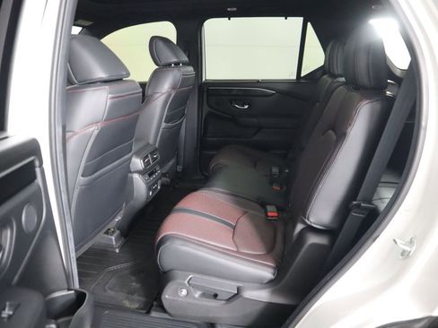 Used 2025 Honda Pilot Black Edition image 21