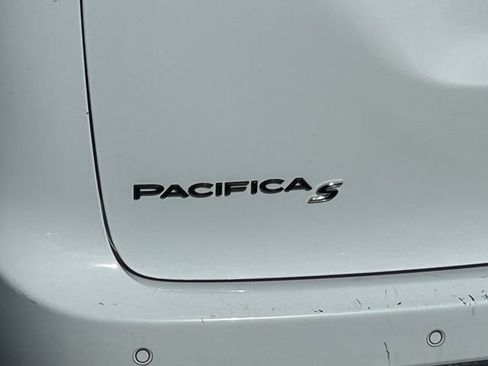 Used 2020 Chrysler Pacifica Touring-L Plus FWD image 5