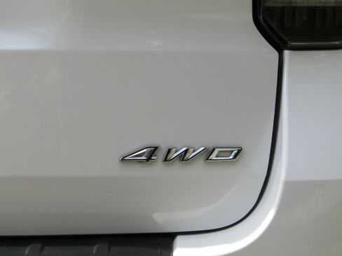 Certified 2025 Ford Explorer Platinum w/ Ultimate Package AWD/4WD image 11