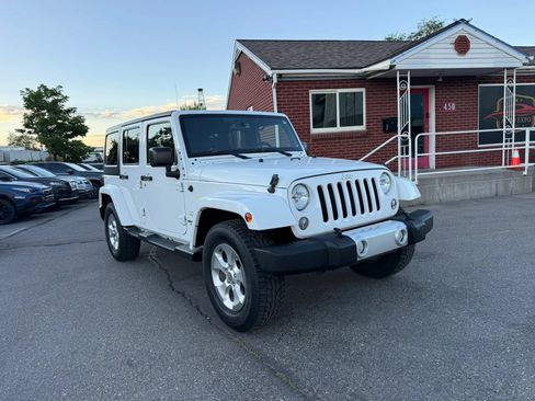 Used 2015 Jeep Wrangler Unlimited Sahara w/ Connectivity Group AWD/4WD image 3