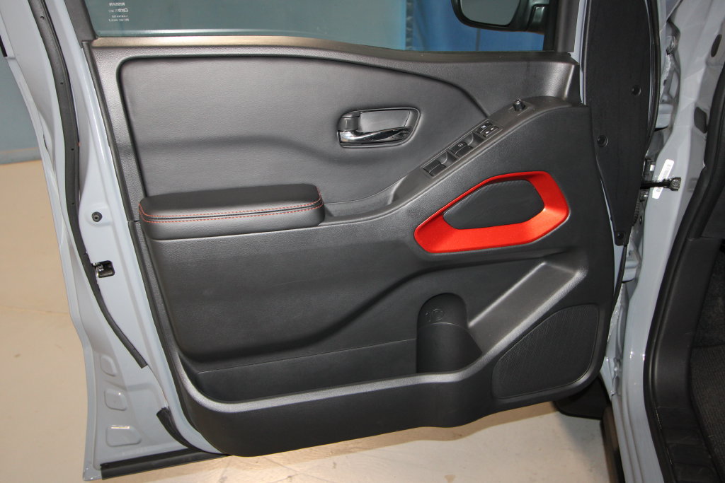Used 2025 Nissan Frontier PRO-4X AWD/4WD image 5
