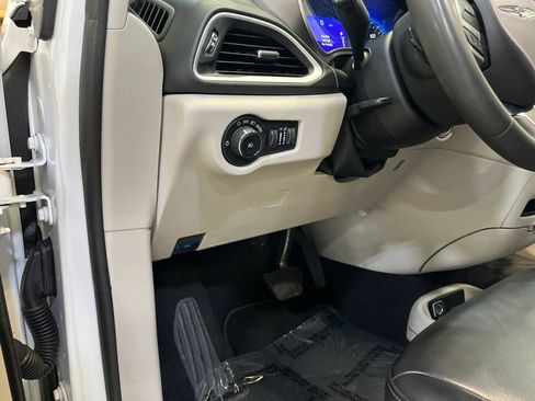 Used 2023 Chrysler Pacifica Touring-L FWD image 15