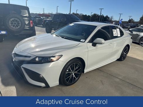 Used 2024 Toyota Camry SE image 3