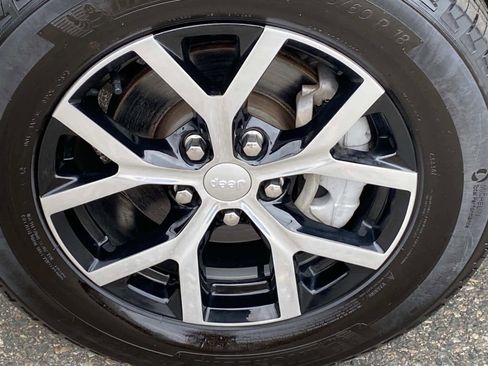 Used 2023 Jeep Grand Cherokee Limited image 28