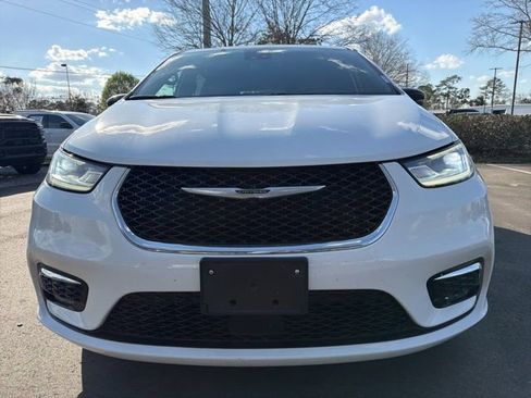Used 2025 Chrysler Pacifica Select image 8
