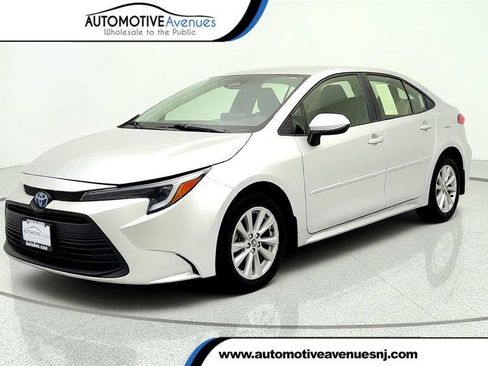 Used 2024 Toyota Corolla LE w/ LE Convenience Package FWD image 1