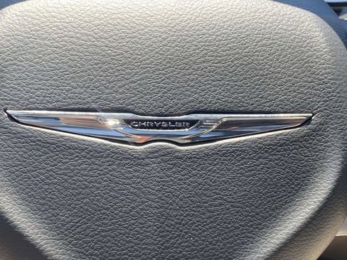 Used 2023 Chrysler Pacifica Limited FWD image 32