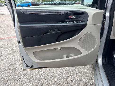 Used 2012 Dodge Grand Caravan SXT FWD image 11
