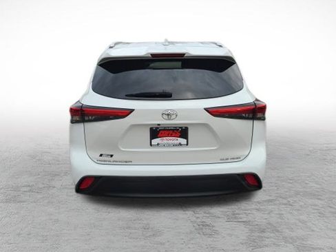 Used 2023 Toyota Highlander XLE image 7