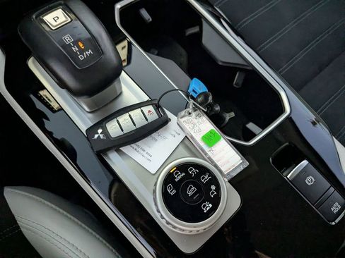 Used 2025 Mitsubishi Outlander SE image 30