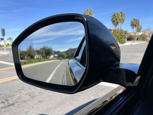 Used 2018 Land Rover Range Rover Velar R-Dynamic SE image 12