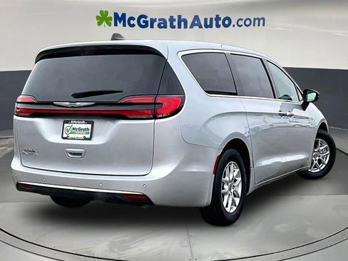 Used 2024 Chrysler Pacifica Touring-L FWD image 6