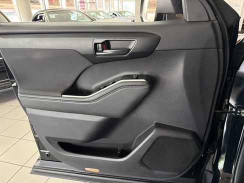 Used 2025 Toyota Highlander LE FWD image 15