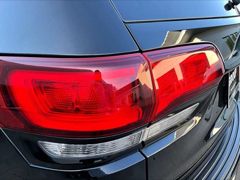 Used 2018 Jeep Grand Cherokee Altitude RWD image 27