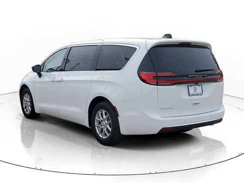New 2027 Chrysler Pacifica Select FWD image 3