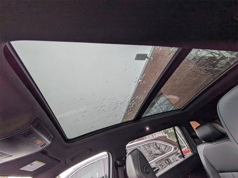 Used 2022 Volkswagen Tiguan SE R-Line image 21