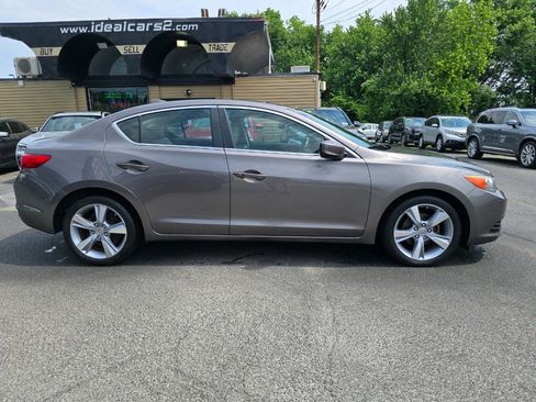 Used 2013 Acura ILX w/ Technology Package FWD image 2