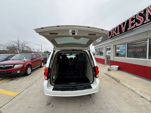 Used 2019 Dodge Grand Caravan SE w/ UConnect Hands-Free Group image 20