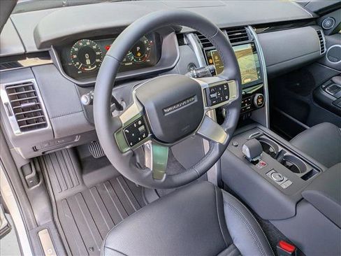 New 2026 Land Rover Discovery S image 3