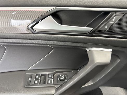 Used 2022 Volkswagen Tiguan SE R-Line image 13
