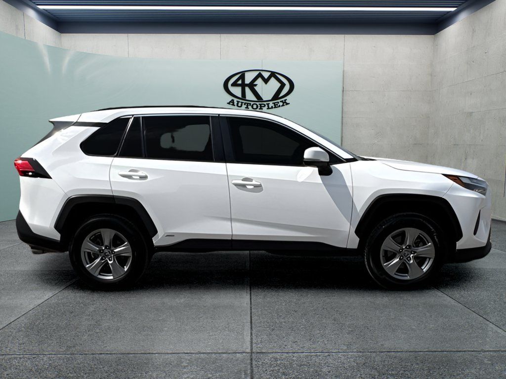 Used 2022 Toyota RAV4 XLE AWD/4WD image 2