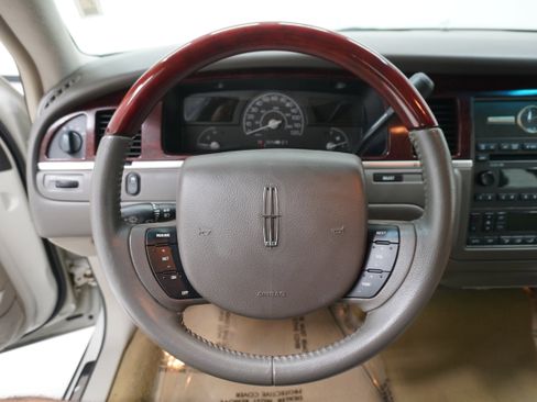 Used 2005 Lincoln Town Car Signature Limited image 12