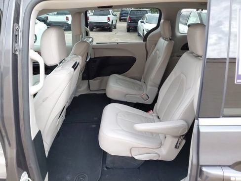Used 2019 Chrysler Pacifica Touring-L Plus FWD image 24