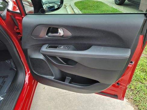 Used 2026 Chrysler Pacifica Select FWD image 12