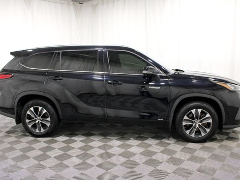 Used 2020 Toyota Highlander XLE AWD/4WD image 30