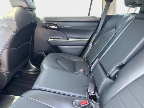 Used 2021 Toyota Highlander XLE FWD image 13