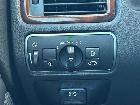 Used 2015 Volvo XC70 T6 Platinum w/ Protection Package image 34