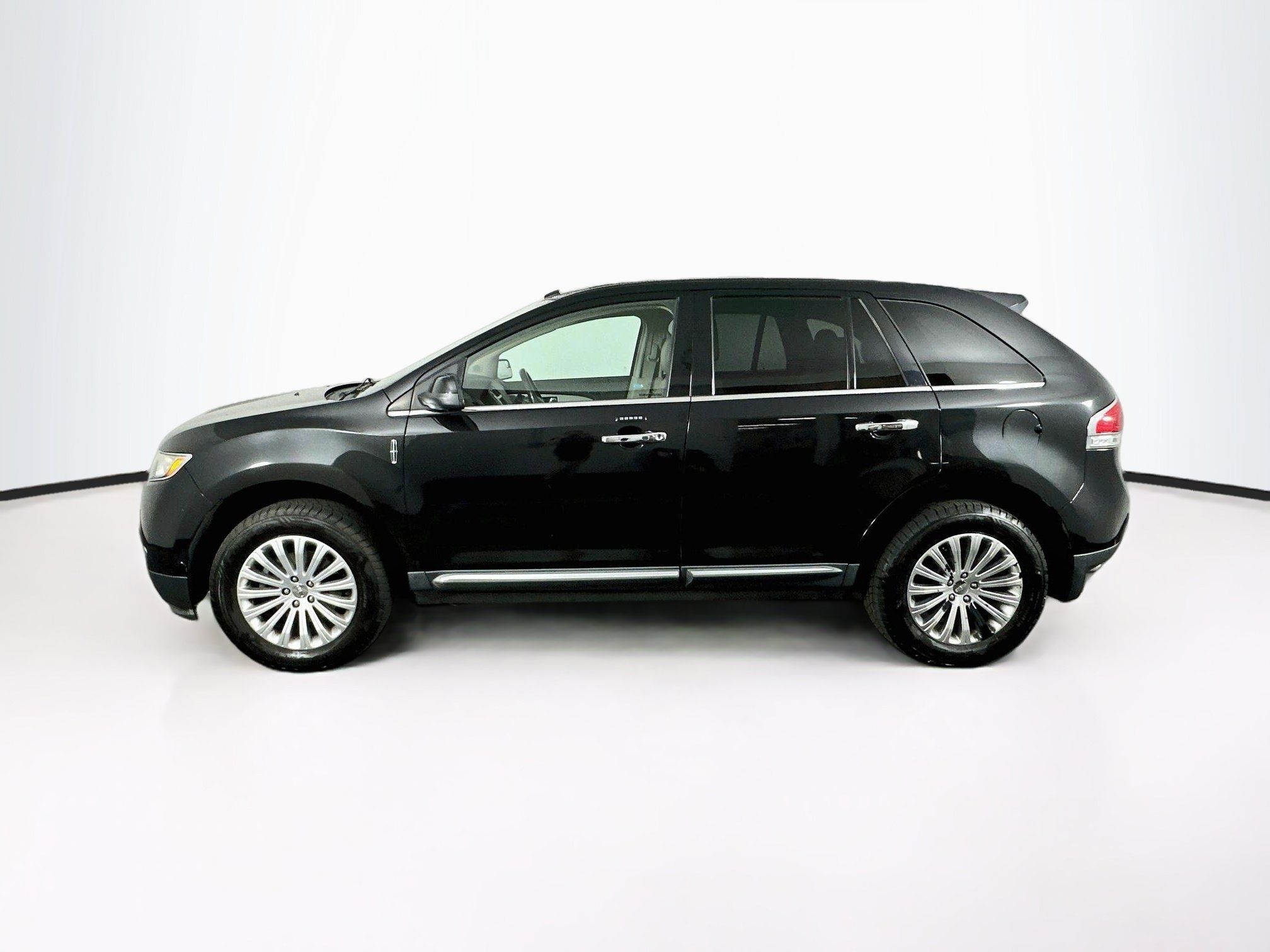 Used 2013 Lincoln MKX FWD image 4