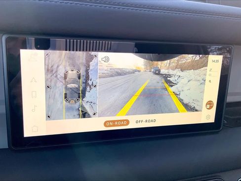 Used 2024 Land Rover Defender 90 X-Dynamic SE image 28