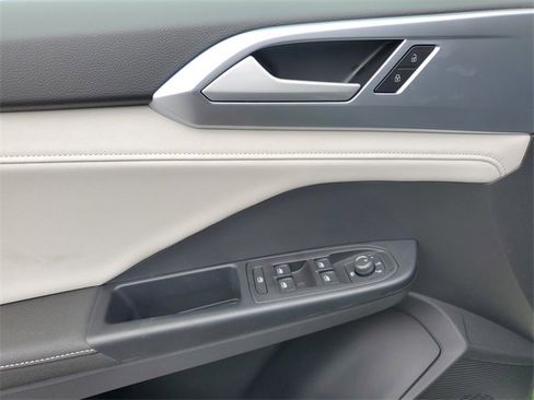 New 2025 Volkswagen Taos SE image 21