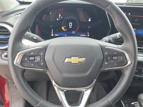 Used 2025 Chevrolet Trax LT w/ LT Convenience Package FWD image 14