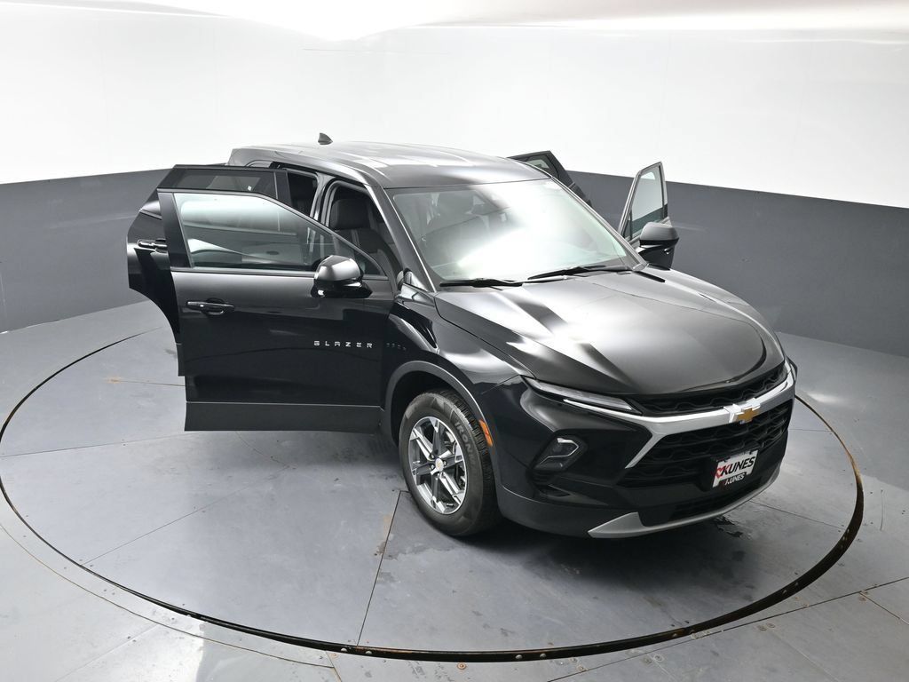 Used 2025 Chevrolet Blazer LT FWD image 57
