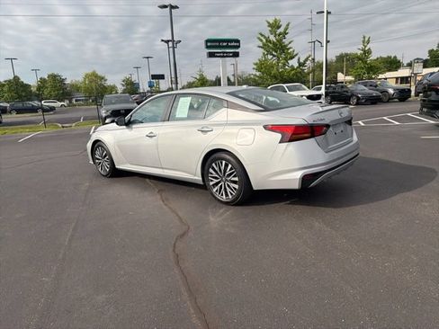 Used 2025 Nissan Altima 2.5 SV FWD image 14
