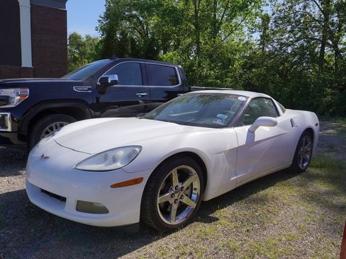 Used 2007 Chevrolet Corvette Coupe w/ Preferred Equipment Group RWD image 1