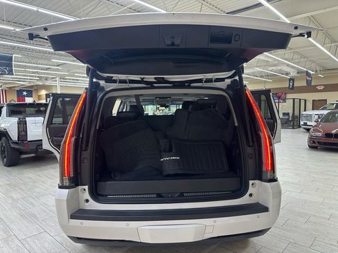 Used 2018 Cadillac Escalade Premium Luxury RWD image 12