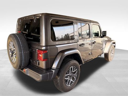 Used 2025 Jeep Wrangler Sahara image 5