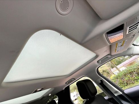 Used 2024 Land Rover Discovery S image 23