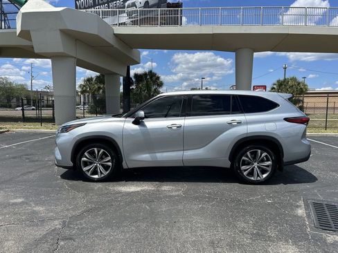 Used 2021 Toyota Highlander LE AWD/4WD image 15